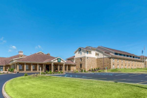 Отель Quality Inn & Suites Bedford West  Бедфорд